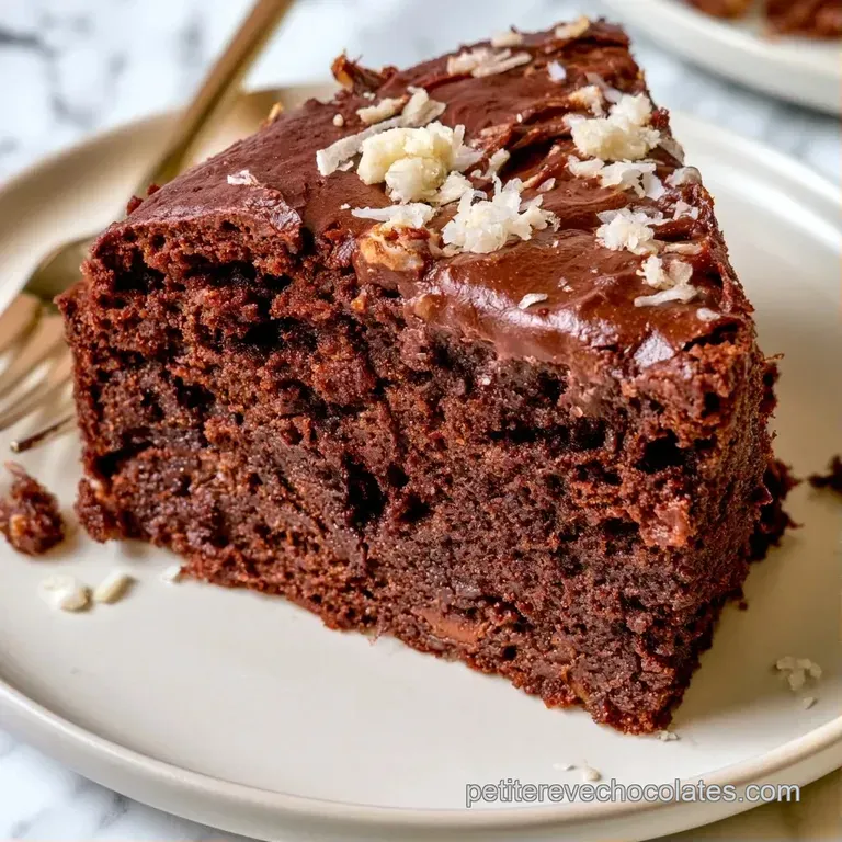 Une part de g&acirc;teau moelleux chocolat&eacute; sur assiette blanche, accompagn&eacute;e d'un nuage de cr&egrave;me onctueuse et blanche.