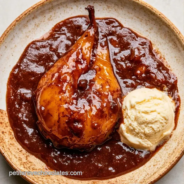 Poire juteuse et dress&eacute;e, entour&eacute;e d'un ruban de chocolat sombre et d'amandes croquantes sur une assiette chic.